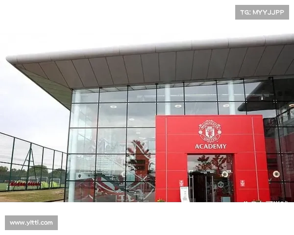 曼联一线队大楼改建：理发室与智能小便池引领新潮流